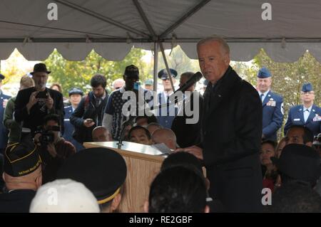 11/11/16 - Veteran's Day Event le Vice-président Joe Biden parle au cours de la célébration de la Journée des anciens combattants à la Delaware Memorial Bridge en tant que membres de tous les services qu'hier et d'aujourd'hui honorer ceux qui ont servi, dans la région de Wilmington, Del. Banque D'Images