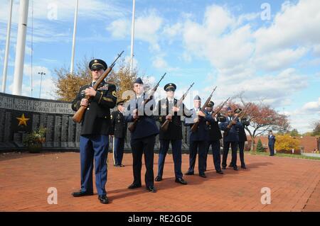 11/11/16 - la Journée des anciens combattants membres de la Delaware et de la Garde nationale aérienne de l'Armée de fournir les 21 coups d'artillerie au cours de la célébration de la Journée des anciens combattants à la Delaware Memorial Bridge en tant que membres de tous les services qu'hier et d'aujourd'hui honorer ceux qui ont servi, dans la région de Wilmington, Del. Banque D'Images