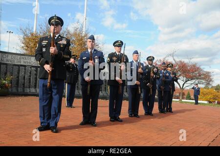 11/11/16 - la Journée des anciens combattants membres de la Delaware et de la Garde nationale aérienne de l'Armée de fournir les 21 coups d'artillerie au cours de la célébration de la Journée des anciens combattants à la Delaware Memorial Bridge en tant que membres de tous les services qu'hier et d'aujourd'hui honorer ceux qui ont servi, dans la région de Wilmington, Del. Banque D'Images