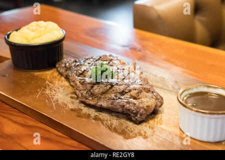 La viande saignante sur la plaque avec la sauce Banque D'Images