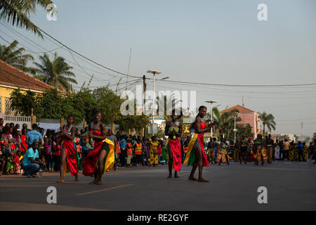 Bissau, République de Guinée-Bissau - Février 12, 2018 : Groupe de filles d'effectuer pendant le carnaval dans la ville de Bisssau. Banque D'Images