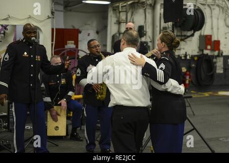 NEW YORK (nov. 13, 2016) - Le s.. McAleesejergins Emily, un soldat affecté à West Point, partage une danse d'un marin lors d'un dîner-réception à bord d'assaut amphibie USS Iwo Jima (DG 7). USS Iwo Jima participe à la Semaine des anciens combattants de la ville de New York en 2016 pour honorer le service de tous les anciens combattants du pays. Le navire récemment revenus de la mission d'aide humanitaire à Haïti après le passage de l'Ouragan Matthew Banque D'Images