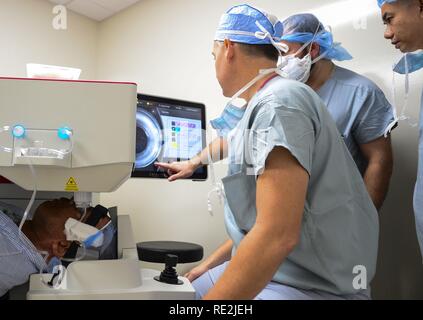 161107-BB534-113 SAN DIEGO (nov. 7, 2016) Le capitaine Frank Bishop, conduire à l'ophtalmologiste Naval Medical Center San Diego (NMCSD), exécute une procédure chirurgicale assistée par laser femtoseconde en utilisant l'opération de la cataracte (FLACS). NMCSD est le premier établissement médical militaire à jamais nous offrir FLACS, qui offre aux patients une précision accrue et moins de dommages aux tissus environnants. Banque D'Images