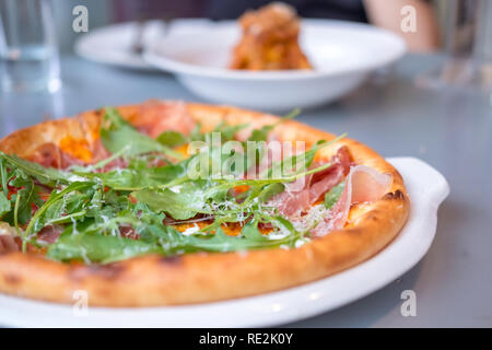 Close up of Pizza jambon de Parme sur la table. Banque D'Images