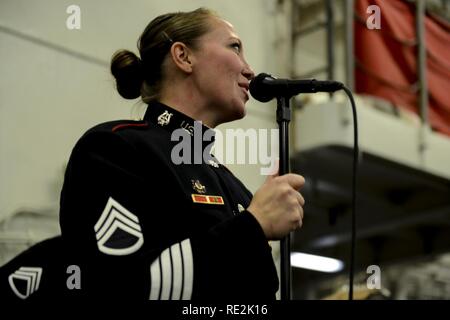 NEW YORK (nov. 13, 2016) - Le s.. Emily McAleesejergins, chante dans les paradis fiscaux de l'ensemble Benny Bande de la bande de West Point au cours d'un dîner-réception à bord d'assaut amphibie USS Iwo Jima (DG 7). USS Iwo Jima participe à la Semaine des anciens combattants de la ville de New York en 2016 pour honorer le service de tous les anciens combattants du pays. Le navire récemment revenus de la mission d'aide humanitaire à Haïti après le passage de l'Ouragan Matthew Banque D'Images