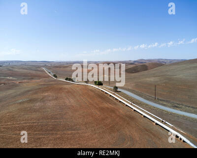 Vue aérienne de la Morgan à Whyalla water pipeline qui alimente en eau potable à Whyalla à partir de la rivière Murray en Australie du Sud Banque D'Images