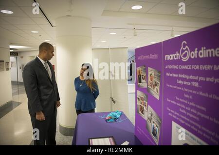 WASHINGTON (nov. 8, 2016) L'honorable Franklin R. Parker, sous-secrétaire de la Marine et de la main-d'affaires (Réserve) (à gauche) s'entretient avec Mme Sandra Sanna-Buckles à partir de la March of Dimes lors d'une campagne fédérale combinée (CFC) Charité juste au Pentagone. Le CFC 2016 a démarré en septembre et est le seul organisme de bienfaisance autorisés par le gouvernement qui offre des services et des membres civils du gouvernement l'occasion de faire un don à un organisme de bienfaisance de leur choix. Créé dans les années 1960 par le président John F. Kennedy, le programme a été conçu pour donner aux employés du gouvernement fédéral l'occasion de faire un don à une variété Banque D'Images