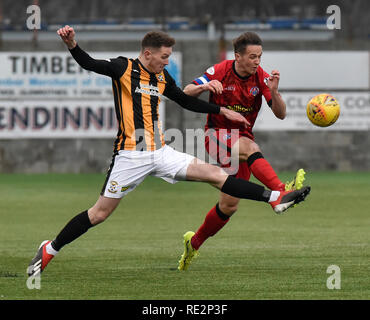 METHIL, Ecosse, Royaume-Uni. East Fife FC a pris sur Greenock Morton dans la William Hill Scottish Cup 4ème tour à Bayview Stadium. La Ligue 1 à temps partiel l'équipe de battre une ligue au-dessus d'eux afin de progresser au 5e tour. Sur la photo : Dylan Dykes (Greenock Morton) et Scott Linton (East Fife) au cours de la William Hill Scottish Cup 4ème tour entre East Fife et Greenock Morton à la localité, où le stade Bayview du moyeu de la Ligue 1 face réussi une belle victoire pour en faire le 5e tour tirage. © Dave Johnston / Alamy Live News Banque D'Images