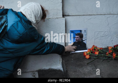 Moscou, Russie. 19 Jan, 2019. Les gens mettent des fleurs à l'endroit où Stanislav Markelov et Anastasia Baburova ont été assassinés. Des centaines se sont réunis à Moscou pour commémorer le 10e anniversaire de leur mort aux mains d'un néo-nazi le 19 janvier, 2009. Crédit : Aleks/Lokhmutov Alamy Live News. Banque D'Images