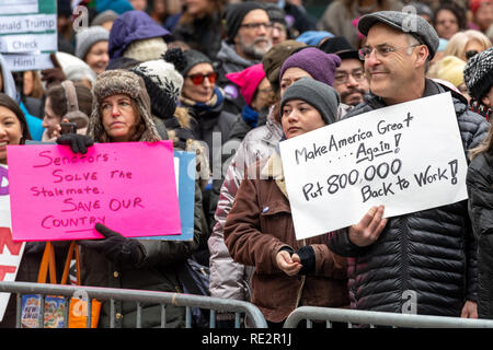 New York, USA, 19Jan2019 - manifestants anti-report Trump signe à la Marche des femmes à New York. Photo par Enrique Shore Crédit : Enrique Shore/Alamy Live News Banque D'Images