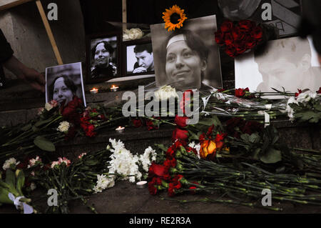 Moscou, Russie. 19 Jan, 2019. Les gens mettent des fleurs à l'endroit où Stanislav Markelov et Anastasia Baburova ont été assassinés. Des centaines se sont réunis à Moscou pour commémorer le 10e anniversaire de leur mort aux mains d'un néo-nazi le 19 janvier, 2009. Crédit : Aleks/Lokhmutov Alamy Live News. Banque D'Images