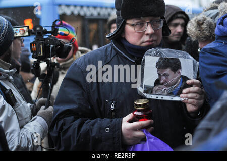Moscou, Russie. 19 Jan, 2019. Les gens mettent des fleurs à l'endroit où Stanislav Markelov et Anastasia Baburova ont été assassinés. Des centaines se sont réunis à Moscou pour commémorer le 10e anniversaire de leur mort aux mains d'un néo-nazi le 19 janvier, 2009. Crédit : Aleks/Lokhmutov Alamy Live News. Banque D'Images