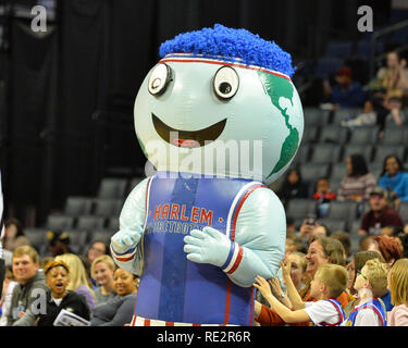 Memphis, TN, USA. 18 janvier, 2019. Harlem Globetrotters mascot, Globe, effectue au cours de l'exposition game contre les Washington Generals à Fed Ex Forum à Memphis, TN. Kevin Langley/Sports médias du Sud/CSM/Alamy Live News Crédit : Cal Sport Media/Alamy Live News Banque D'Images