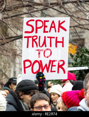 New York, USA, 19Jan2019 - manifestants anti-report Trump signe à la Marche des femmes à New York. Photo par Enrique Shore Crédit : Enrique Shore/Alamy Live News Banque D'Images