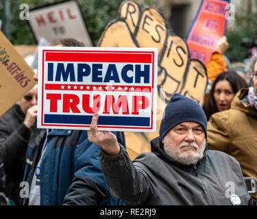 New York, USA, 19Jan2019 - manifestants anti-report Trump signe à la Marche des femmes à New York. Photo par Enrique Shore Crédit : Enrique Shore/Alamy Live News Banque D'Images