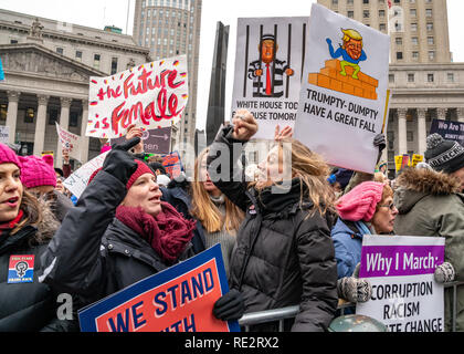 New York, USA, 19Jan2019 - manifestants anti-report Trump signe à la Marche des femmes à New York. Photo par Enrique Shore Crédit : Enrique Shore/Alamy Live News Banque D'Images