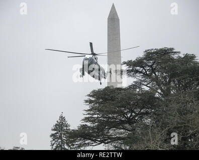 Washington, District de Columbia, Etats-Unis. 19 Jan, 2019. Un marin, avec le Président des Etats-Unis, Donald J. Trump à bord, arrive sur la pelouse Sud de la Maison Blanche à Washington, DC le Samedi, Janvier 19, 2019 après un voyage à Douvres AFB où le président a rencontré les familles de quatre Américains qui ont été tués dans une explosion mercredi en Syrie Credit : Ron Sachs/CNP/ZUMA/Alamy Fil Live News Banque D'Images