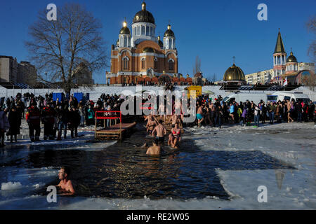 Kiev, Ukraine. 19Th Jul 2019. Les gens vu plonger dans l'eau glacée du Dniepr au cours de l'Epiphanie orthodoxe à côté de l'église St. Pokrov. Credit : SOPA/Alamy Images Limited Live News Banque D'Images