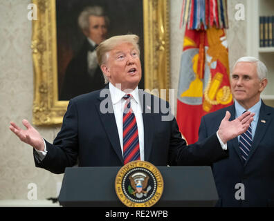 Le Président des Etats-Unis, Donald J. Trump rend les commentaires comme il est l'hôte d'une cérémonie de naturalisation dans le bureau ovale de la Maison Blanche à Washington, DC le Samedi, Janvier 19, 2019. À la recherche sur à la droite est le Vice-président américain Mike Pence. Credit : Ron Sachs/piscine par CNP | conditions dans le monde entier Banque D'Images