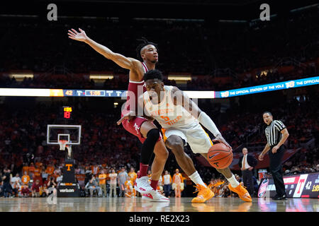 New York, USA. 19 janvier 2019 : l'amiral Schofield # 5 de la Tennessee lecteurs bénévoles au panier contre Dazon Ingram # 12 de l'Alabama Crimson Tide au cours de la jeu de basket-ball de NCAA entre les bénévoles de l'Université du Tennessee et de l'Université de l'Alabama Crimson Tide à Thompson Boling Arena de Knoxville TN Tim Gangloff/CSM Crédit : Cal Sport Media/Alamy Live News Banque D'Images