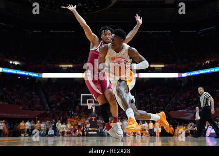 New York, USA. 19 janvier 2019 : l'amiral Schofield # 5 de la Tennessee lecteurs bénévoles au panier contre Dazon Ingram # 12 de l'Alabama Crimson Tide au cours de la jeu de basket-ball de NCAA entre les bénévoles de l'Université du Tennessee et de l'Université de l'Alabama Crimson Tide à Thompson Boling Arena de Knoxville TN Tim Gangloff/CSM Crédit : Cal Sport Media/Alamy Live News Banque D'Images