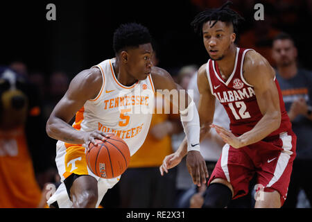 New York, USA. 19 janvier 2019 : l'amiral Schofield # 5 de la Tennessee lecteurs bénévoles au panier contre Dazon Ingram # 12 de l'Alabama Crimson Tide au cours de la jeu de basket-ball de NCAA entre les bénévoles de l'Université du Tennessee et de l'Université de l'Alabama Crimson Tide à Thompson Boling Arena de Knoxville TN Tim Gangloff/CSM Crédit : Cal Sport Media/Alamy Live News Banque D'Images