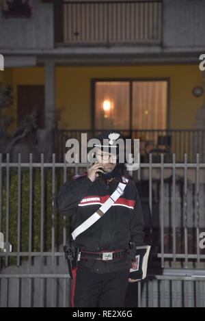 Foto LaPresse/Tiziano Manzoni 19/01//2018 Bergame, ItaliaCronaca uccisa Mamma di Gorlago, c'&# xe8 ; una donna indagata nella foto : la casa di Stefano del Bello, marito della vittima, con i carabinieri Banque D'Images