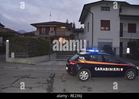 Foto LaPresse/Tiziano Manzoni 19/01//2018 Bergame, ItaliaCronaca uccisa Mamma di Gorlago, c'&# xe8 ; una donna indagata nella foto : la casa di Stefano del Bello, marito della vittima, con i carabinieri Banque D'Images