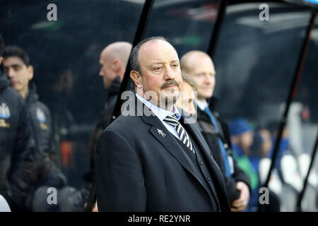 Newcastle, Royaume-Uni. 19Th Jul 2019. Newcastle United Manager Rafa Benitez regarde sur. . Premier League, Newcastle United v Cardiff City à St James' Park à Newcastle Upon Tyne, le samedi 19 janvier 2019. Cette image ne peut être utilisé qu'à des fins rédactionnelles. Usage éditorial uniquement, licence requise pour un usage commercial. Aucune utilisation de pari, de jeux ou d'un seul club/ligue/dvd publications. Photos par Chris Stading/Andrew Orchard la photographie de sport/Alamy live news Banque D'Images