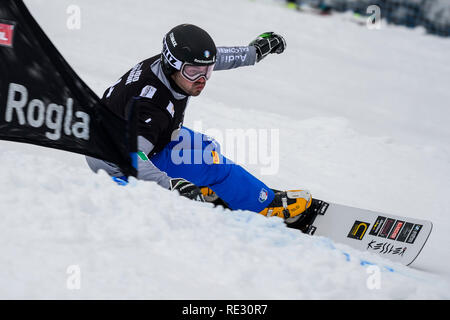 Rogla, en Slovénie. 19Th Jul 2019. Edwin Coratti de l'Italie en compétition lors de la Ladies' FIS Snowboard slalom géant parallèle Coupe du Monde de Rogla, en Slovénie, le 19 janvier 2019. Crédit photo : Jure Makovec : Jure Makovec/Alamy Live News Banque D'Images