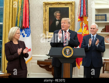 Le Président des Etats-Unis, Donald J. Trump applaudit le nouveau-nous citoyens comme il l'hôte d'une cérémonie de naturalisation dans le bureau ovale de la Maison Blanche à Washington, DC le Samedi, Janvier 19, 2019. À gauche est le secrétaire américain de la Sécurité intérieure (DHS) Kirstjen Nielsen et à droite est le Vice-président américain Mike Pence. Credit : Ron Sachs/piscine par CNP | conditions dans le monde entier Banque D'Images