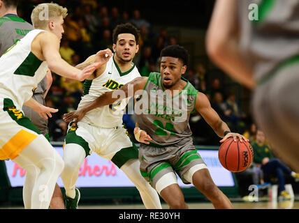 19 janvier 2019 : Dakota du Nord La lutte contre les éperviers guard Ethan Igbanugo (21) disques durs pour le panier au cours d'un match de basket-ball NCAA entre l'Université du Dakota du Nord, la lutte contre les faucons et l'État du Dakota du Nord, le bison au centre Scheels, Fargo, ND. NDSU défait UND 67-65. Photo par Russell Hons/CSM Banque D'Images