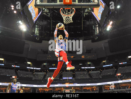 Memphis, TN, USA. 18 janvier, 2019. Harlem Globetrotters guard, Crash (25), va vers le panier pour le slam au cours de l'exposition game contre les Washington Generals à Fed Ex Forum à Memphis, TN. Kevin Langley/Sports médias du Sud/CSM/Alamy Live News Banque D'Images