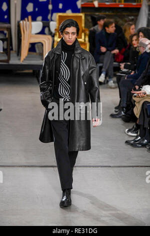 Paris, France. 19 Jan, 2019. Un modèle présente une création de Hermes au cours de l'automne/hiver 2019/2020 Hommes collection show à Paris, France, Janvier 19, 2019. Credit : Piero Biasion/Xinhua/Alamy Live News Banque D'Images