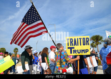 Melbourne, en Floride. USA. 19 janvier, 2019. Brandissant la bannière des centaines de manifestants ont défilé à travers l'eau Gallie Causeway de la femme, mars 2019 la mission 2019 qui est "la vérité au pouvoir. La tenue de nos politiciens responsables" Marches ont eu lieu si l'Amérique de la fin de semaine. La Marche des femmes est un mouvement national d'unifier et de donner à tout le monde qui se tient pour les droits de l'homme, les libertés civiles, et de la justice sociale pour tous. Crédit photo Julian Poireau / Alamy Live News Banque D'Images