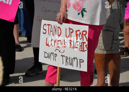 Melbourne, en Floride. USA. 19 janvier, 2019. Brandissant la bannière des centaines de manifestants ont défilé à travers l'eau Gallie Causeway de la femme, mars 2019 la mission 2019 qui est "la vérité au pouvoir. La tenue de nos politiciens responsables" Marches ont eu lieu si l'Amérique de la fin de semaine. La Marche des femmes est un mouvement national d'unifier et de donner à tout le monde qui se tient pour les droits de l'homme, les libertés civiles, et de la justice sociale pour tous. Crédit photo Julian Poireau / Alamy Live News Banque D'Images