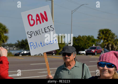 Melbourne, en Floride. USA. 19 janvier, 2019. Brandissant la bannière des centaines de manifestants ont défilé à travers l'eau Gallie Causeway de la femme, mars 2019 la mission 2019 qui est "la vérité au pouvoir. La tenue de nos politiciens responsables" Marches ont eu lieu si l'Amérique de la fin de semaine. La Marche des femmes est un mouvement national d'unifier et de donner à tout le monde qui se tient pour les droits de l'homme, les libertés civiles, et de la justice sociale pour tous. Crédit photo Julian Poireau / Alamy Live News Banque D'Images