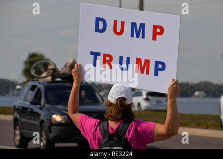 Melbourne, en Floride. USA. 19 janvier, 2019. Brandissant la bannière des centaines de manifestants ont défilé à travers l'eau Gallie Causeway de la femme, mars 2019 la mission 2019 qui est "la vérité au pouvoir. La tenue de nos politiciens responsables" Marches ont eu lieu si l'Amérique de la fin de semaine. La Marche des femmes est un mouvement national d'unifier et de donner à tout le monde qui se tient pour les droits de l'homme, les libertés civiles, et de la justice sociale pour tous. Crédit photo Julian Poireau / Alamy Live News Banque D'Images