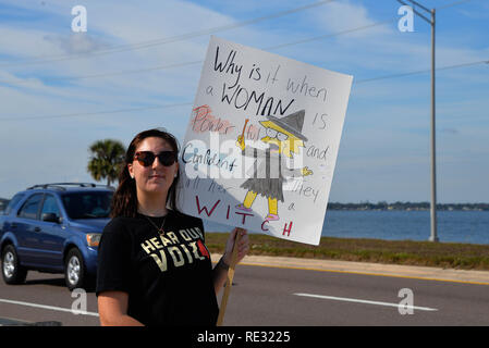 Melbourne, en Floride. USA. 19 janvier, 2019. Brandissant la bannière des centaines de manifestants ont défilé à travers l'eau Gallie Causeway de la femme, mars 2019 la mission 2019 qui est "la vérité au pouvoir. La tenue de nos politiciens responsables" Marches ont eu lieu si l'Amérique de la fin de semaine. La Marche des femmes est un mouvement national d'unifier et de donner à tout le monde qui se tient pour les droits de l'homme, les libertés civiles, et de la justice sociale pour tous. Crédit photo Julian Poireau / Alamy Live News Banque D'Images