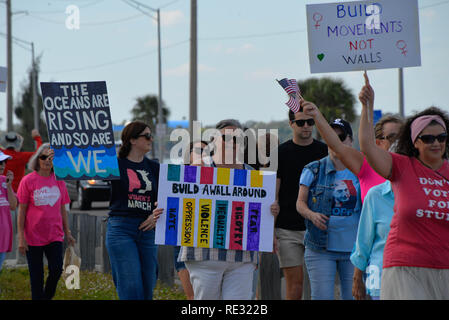 Melbourne, en Floride. USA. 19 janvier, 2019. Brandissant la bannière des centaines de manifestants ont défilé à travers l'eau Gallie Causeway de la femme, mars 2019 la mission 2019 qui est "la vérité au pouvoir. La tenue de nos politiciens responsables" Marches ont eu lieu si l'Amérique de la fin de semaine. La Marche des femmes est un mouvement national d'unifier et de donner à tout le monde qui se tient pour les droits de l'homme, les libertés civiles, et de la justice sociale pour tous. Crédit photo Julian Poireau / Alamy Live News Banque D'Images