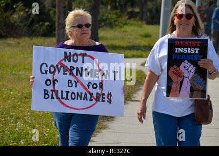 Melbourne, en Floride. USA. 19 janvier, 2019. Brandissant la bannière des centaines de manifestants ont défilé à travers l'eau Gallie Causeway de la femme, mars 2019 la mission 2019 qui est "la vérité au pouvoir. La tenue de nos politiciens responsables" Marches ont eu lieu si l'Amérique de la fin de semaine. La Marche des femmes est un mouvement national d'unifier et de donner à tout le monde qui se tient pour les droits de l'homme, les libertés civiles, et de la justice sociale pour tous. Crédit photo Julian Poireau / Alamy Live News Banque D'Images