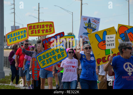 Melbourne, en Floride. USA. 19 janvier, 2019. Brandissant la bannière des centaines de manifestants ont défilé à travers l'eau Gallie Causeway de la femme, mars 2019 la mission 2019 qui est "la vérité au pouvoir. La tenue de nos politiciens responsables" Marches ont eu lieu si l'Amérique de la fin de semaine. La Marche des femmes est un mouvement national d'unifier et de donner à tout le monde qui se tient pour les droits de l'homme, les libertés civiles, et de la justice sociale pour tous. Crédit photo Julian Poireau / Alamy Live News Banque D'Images