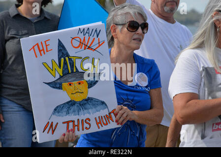 Melbourne, en Floride. USA. 19 janvier, 2019. Brandissant la bannière des centaines de manifestants ont défilé à travers l'eau Gallie Causeway de la femme, mars 2019 la mission 2019 qui est "la vérité au pouvoir. La tenue de nos politiciens responsables" Marches ont eu lieu si l'Amérique de la fin de semaine. La Marche des femmes est un mouvement national d'unifier et de donner à tout le monde qui se tient pour les droits de l'homme, les libertés civiles, et de la justice sociale pour tous. Crédit photo Julian Poireau / Alamy Live News Banque D'Images