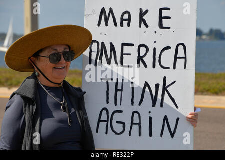 Melbourne, en Floride. USA. 19 janvier, 2019. Brandissant la bannière des centaines de manifestants ont défilé à travers l'eau Gallie Causeway de la femme, mars 2019 la mission 2019 qui est "la vérité au pouvoir. La tenue de nos politiciens responsables" Marches ont eu lieu si l'Amérique de la fin de semaine. La Marche des femmes est un mouvement national d'unifier et de donner à tout le monde qui se tient pour les droits de l'homme, les libertés civiles, et de la justice sociale pour tous. Crédit photo Julian Poireau / Alamy Live News Banque D'Images