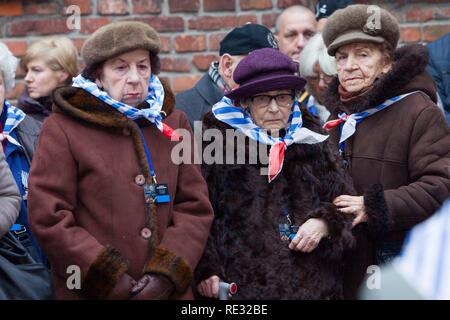 Oswiecim, Pologne. 27 Jan, 2018. Survivants fixer en une couronne d'honneur de la mort de mur dans le camp d'Auschwitz. Le 27 janvier 1945, le camp de concentration Auschwitz-Birkenau fut libéré par l'Armée rouge soviétique. Chaque année à la date anniversaire de la libération survivants viennent à commémorer les morts et de ne pas laisser les atrocités tombe dans l'oubli. Crédit : Daniel Schäfer/dpa-Zentralbild/dpa/Alamy Live News Banque D'Images