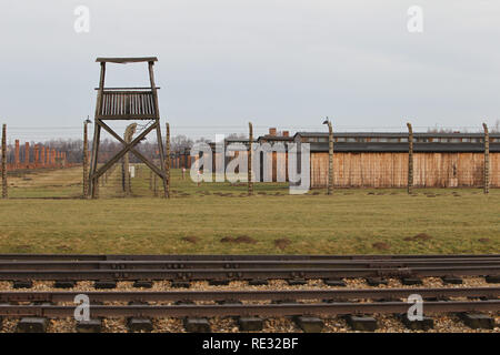 Oswiecim, Pologne. 27 Jan, 2018. Camp de concentration Auschwitz-Birkenau. Le 27 janvier 1945, le camp de concentration Auschwitz-Birkenau fut libéré par l'Armée rouge soviétique. Chaque année à la date anniversaire de la libération survivants viennent à commémorer les morts et de ne pas laisser les atrocités tombe dans l'oubli. Crédit : Daniel Schäfer/dpa-Zentralbild/dpa/Alamy Live News Banque D'Images