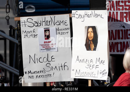 San Francisco, USA. 19 janvier, 2019. La Marche des femmes San Francisco commence par un rassemblement au Civic Center Plaza en face de l'Hôtel de Ville. Les femmes autochtones disparues et assassinées a été un thème important lors de la marche et un rassemblement, comme indiqué dans ces signes d'échange d'informations concernant deux femmes amérindiennes, l'un tué et un manque, avec le hashtag # sayhername. Credit : Shelly Rivoli/Alamy Live News Banque D'Images