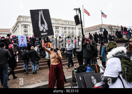 Washington, USA. 19Th Jul 2019. Une démonstratrice vu holding a placard parlant au micro pendant la manifestation. Quelques milliers de partisans des droits des femmes a pris les rues de Washington D.C pour célébrer le troisième anniversaire de la femme de mars. Credit : SOPA/Alamy Images Limited Live News Banque D'Images