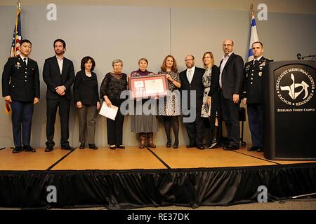 Plus de 70 ans plus tard, le Lieutenant-colonel Matthew Yandura et Cadet Jay Choi, réunir la Purple Heart médaille et un certificat avec la famille de Tech. 5 e année Robert Mathis, le 13 novembre 2016, au Centre commémoratif de l'Holocauste, Farmington Hills (Michigan), le Lieutenant-colonel Matthew Yandura fut stationné à la Jérusalem Consulat et découvert Robert Mathis' Purple Heart certificat dans un lot de souvenirs. Après des mois de recherche, Cadet Jay Choi, un cadre supérieur dans l'Armée de Loyola Reserve Officer Training Corps programme, situé à Robert's family. En 1912, Reuven Matusevitch est né à Kaunas, Lituanie et après graduat Banque D'Images