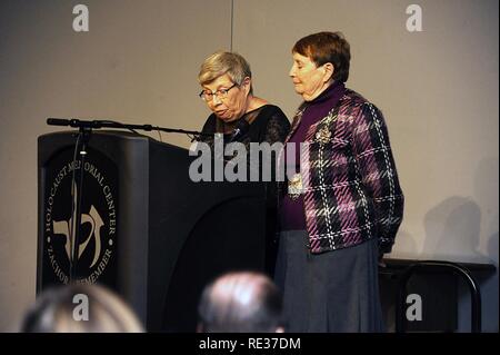 Faye Menczer Ascher et Gloria Zeitak, nièces de Tech 5e année Robert Mathis, parler de leurs souvenirs de la la Purple Heart médaille et un certificat obtenu par des Tech. 5 e année Robert Mathis, le 13 novembre 2016, au Centre commémoratif de l'Holocauste, Farmington Hills (Michigan), le Lieutenant-colonel Matthew Yandura fut stationné à la Jérusalem Consulat et découvert Robert Mathis' Purple Heart certificat dans un lot de souvenirs. Après des mois de recherche, Cadet Jay Choi, un cadre supérieur dans l'Armée de Loyola Reserve Officer Training Corps programme, situé à Robert's family. En 1912, Reuven Matusevitch est né à Kaunas, Banque D'Images